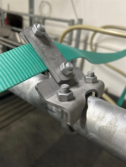 Komplette Halterung für Band, Liegeboxenbegrenzer für 2"-Rohr mit 2"-U-Bügel und 12-mm-Schrauben