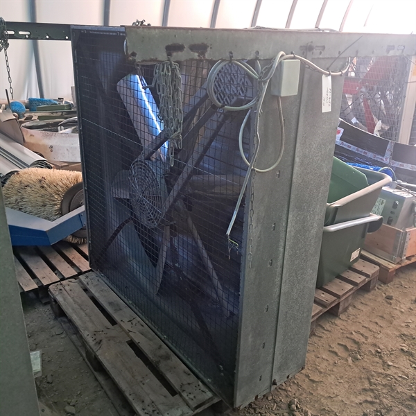 1 Stk. gebrauchter Stallventilator mit Jalousie 138x138x40 cm.