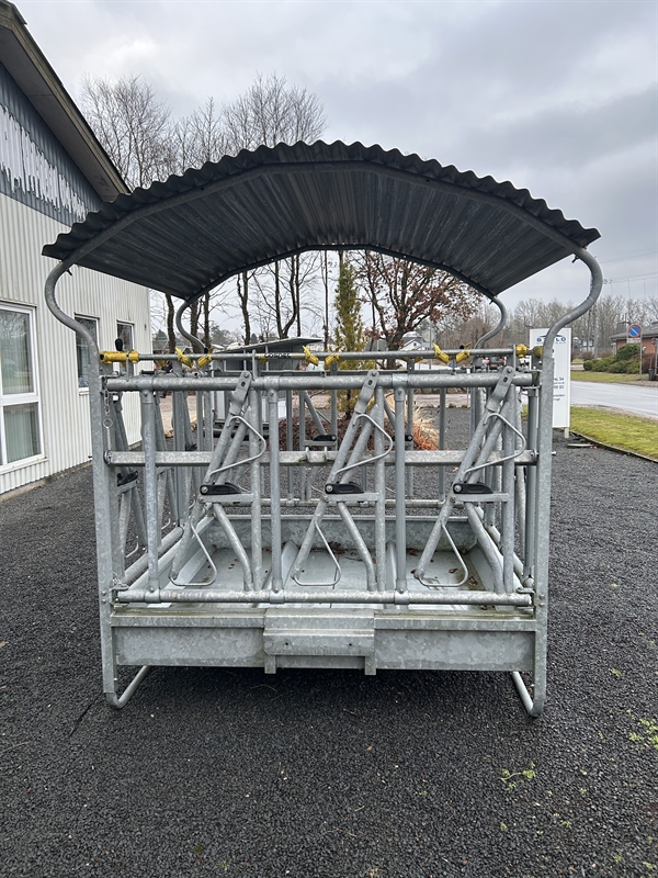 Futterraufe mit Fanggittern, 2 x 2 m – Ausstellungsmodell 