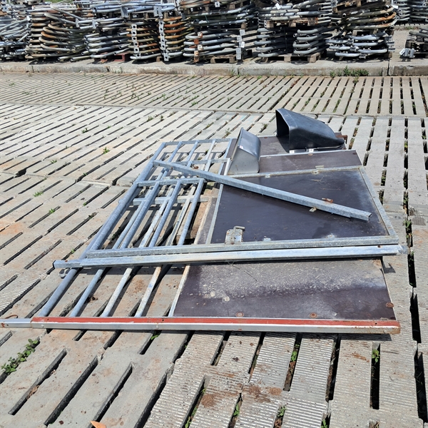 Gebrauchte Pferdebox mit Tür und 2 Seiten 