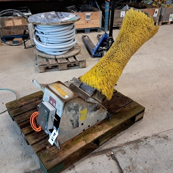 1 Stk. gebrauchte wandmontierte Kuhbürste mit Motor, Nr. 19