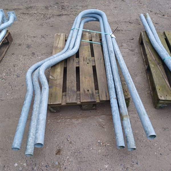 3 Stück gebr. Liegeboxenbügel Länge: 2,05 m Cc: 0,76 m. 