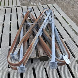 8 Stück gebr. 1½" Liegeboxenbügel Länge: 1,60 m Cc: 0,53 m S494