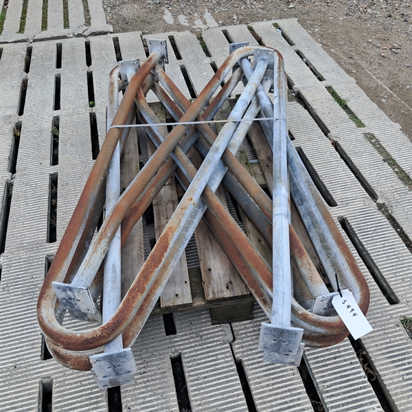 8 Stück gebr. 1½" Liegeboxenbügel Länge: 1,60 m Cc: 0,53 m S494