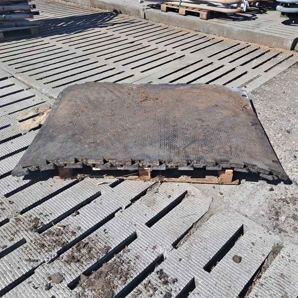 2 Stk. gebrauchte Gummimatten 30 mm, 170x120 cm, 2. Sortierung G105