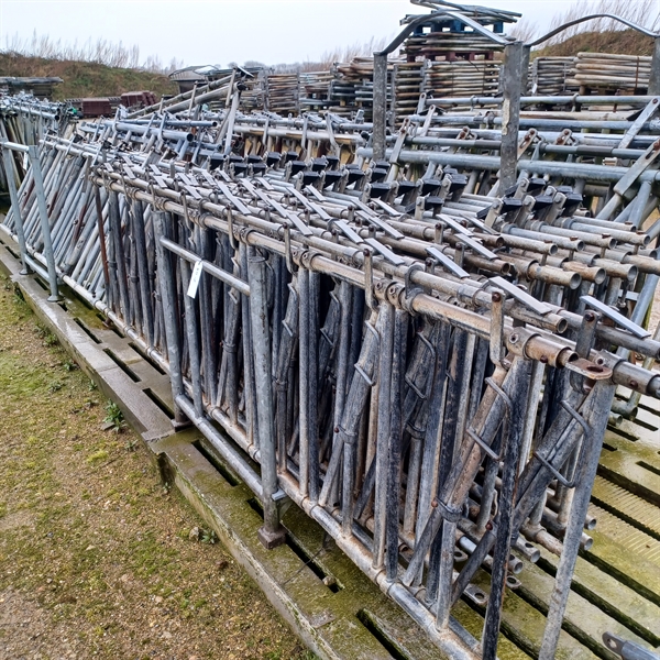 Gebrauchte Fressgitter für Kälber B11-2 Länge: 1,93–3,08 m. 