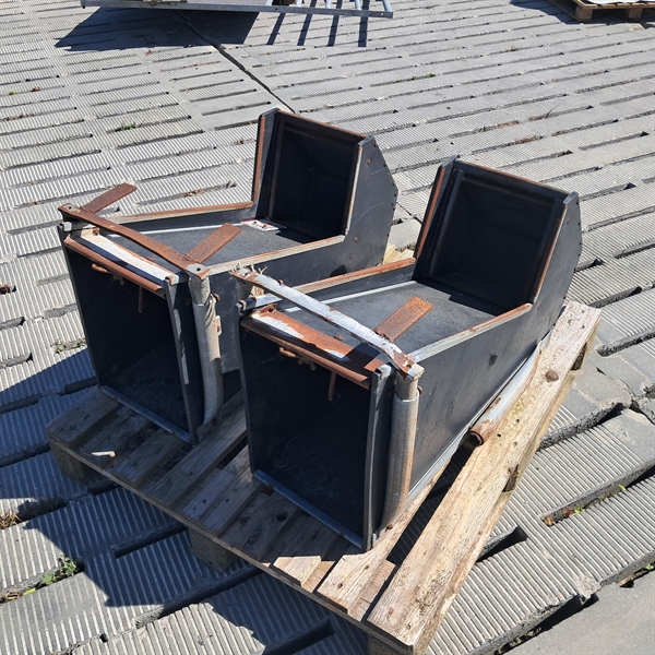  2 Stück gebrauchte Futterautomaten 34x48x100 cm