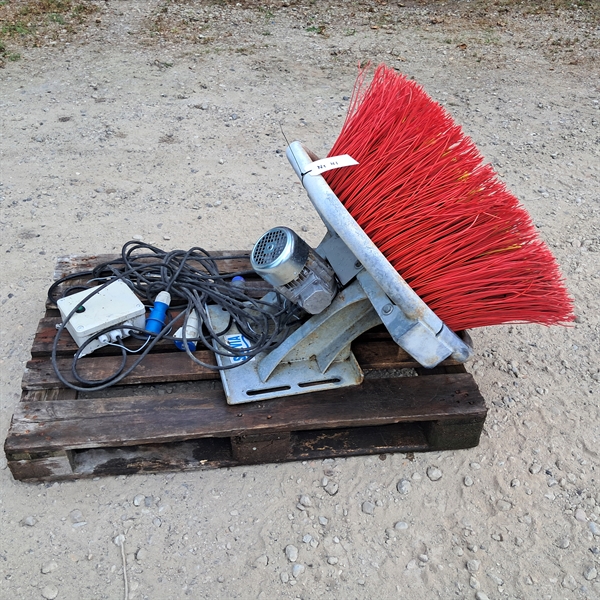 1 Stk. gebrauchte „Suevia“-Kuhbürste, Nr. 41