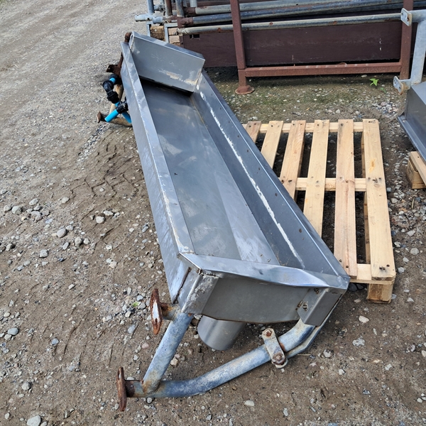 8 Stk. gebrauchte Wassertröge für Pfosten, Länge: 2 m. VK69