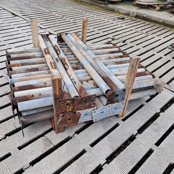 44 Stk. gebrauchte 2½" Pfosten mit kleiner Fußplatte, Länge: 1,50 m. 