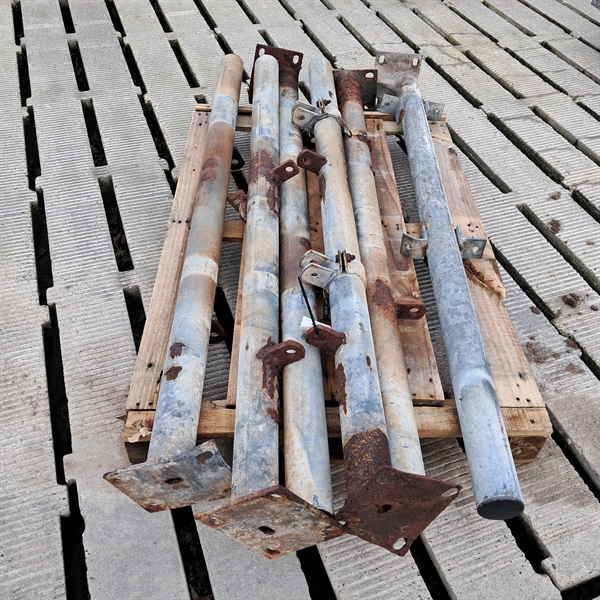 6 Stk. gebrauchte 2½" Pfosten mit kleiner Fußplatte, Länge: 1,50 m.