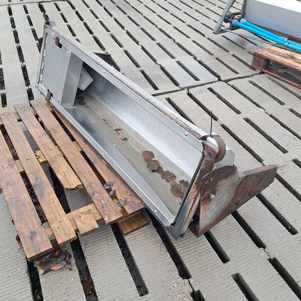 1 Stk. gebrauchter Kipptränketrog zur Wandmontage, Länge: 1,50 m. VK64