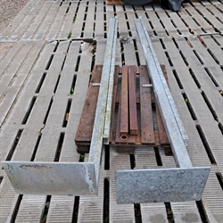 2 Stk. gebrauchte 80x80-mm-Pfosten für Hub-/Senkentor, Länge: 3 m