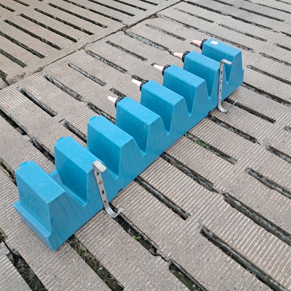 1 Stk. gebrauchte Sauenbar mit 8 Plätzen, Länge: 145 cm.